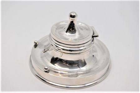 Tinteiro em prata com alma em vidro, tampa basculante e suporte para canetas.